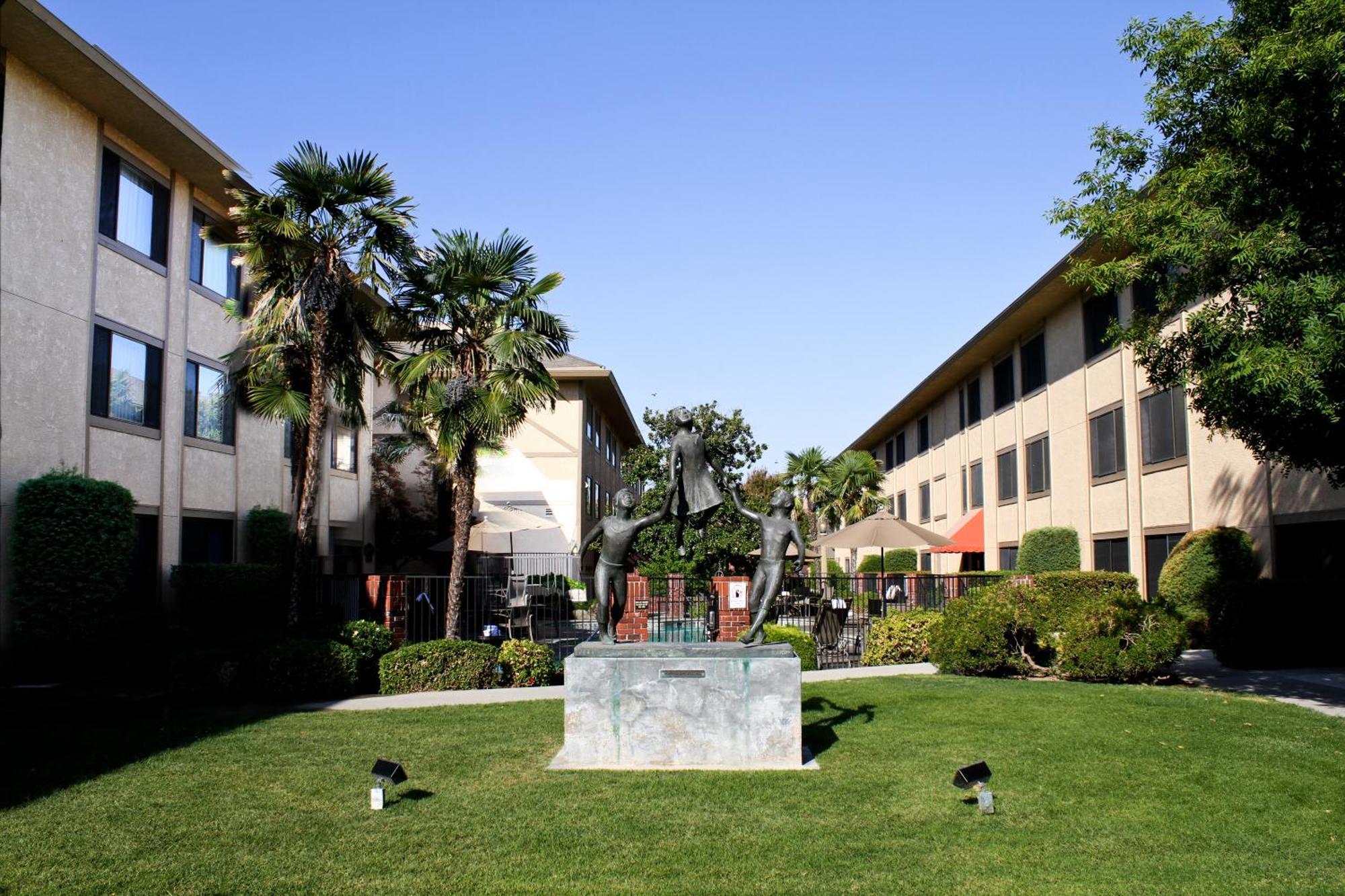 University Square Hotel Fresno Bagian luar foto