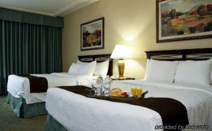 University Square Hotel Fresno Bagian luar foto